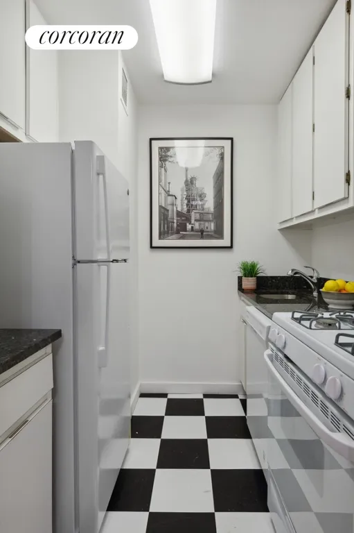 New York City Real Estate | View 61 West 62Nd Street, 22/H | room 2 | View 3