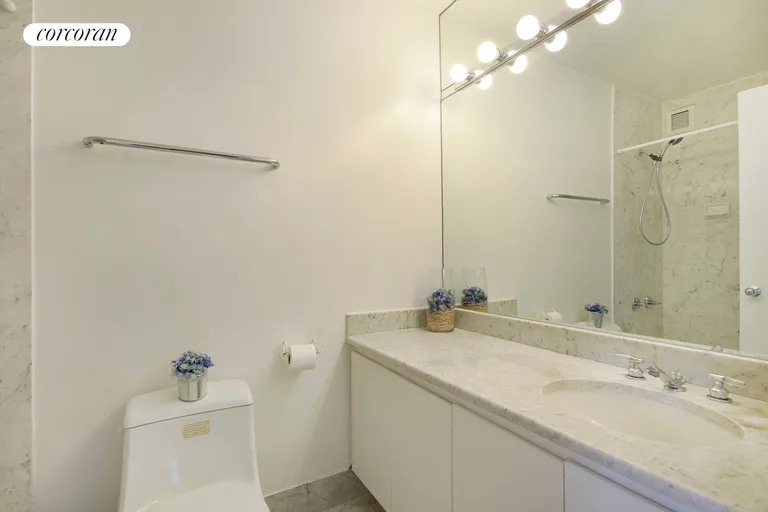 New York City Real Estate | View 45 East 25th Street, 15B | Full Bathroom | View 7