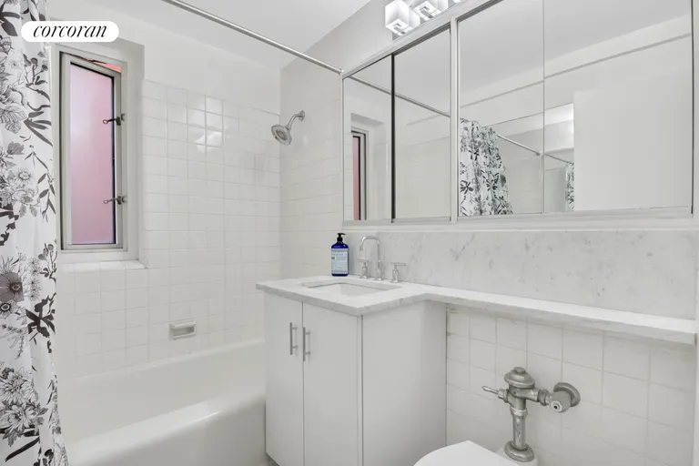 New York City Real Estate | View 1 Gracie Terrace, 5H | Full Bathroom | View 9