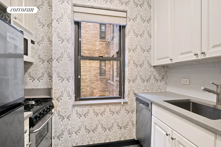 New York City Real Estate | View 245 East 72Nd Street, 5E | room 2 | View 3