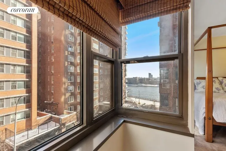 New York City Real Estate | View 55 East End Avenue, 5G | 1 Bed, 1 Bath | View 1