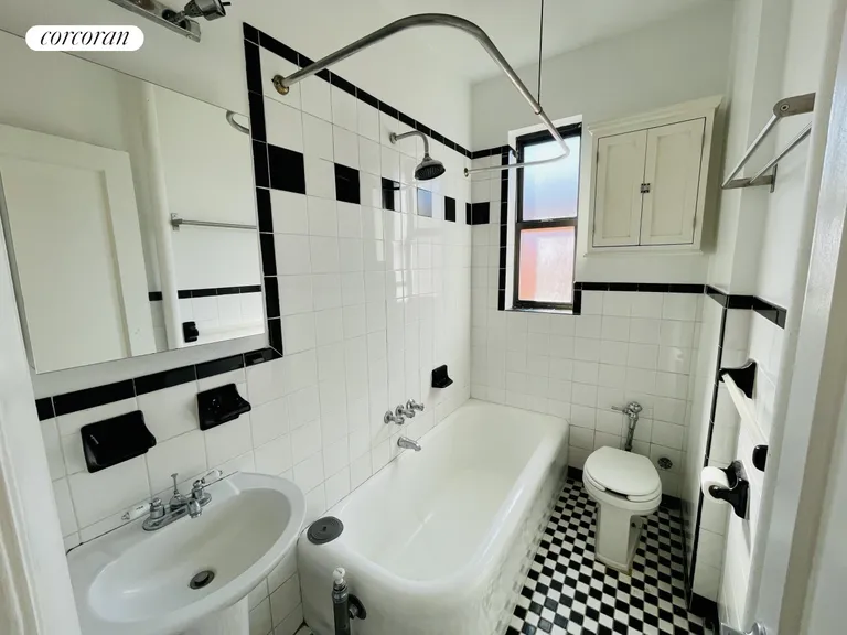 New York City Real Estate | View 860 West 181st Street, 67A | Full Bathroom | View 4