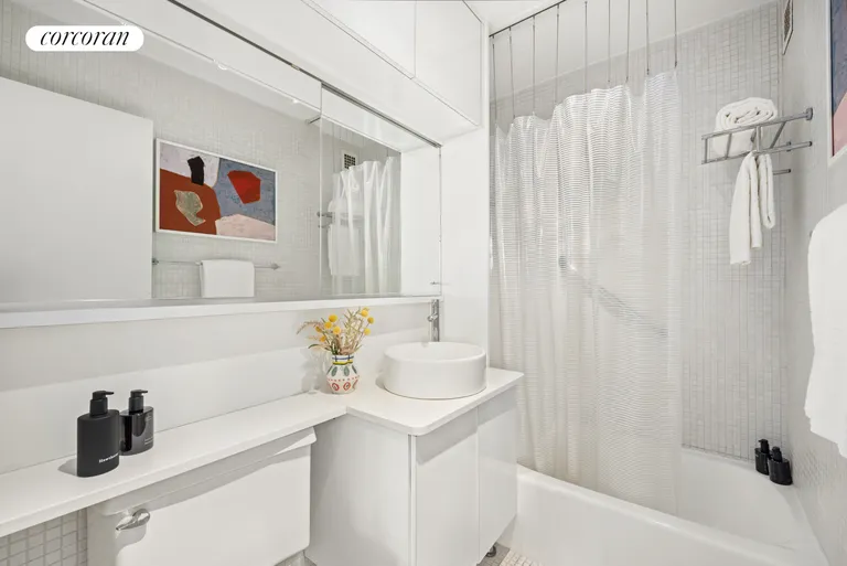 New York City Real Estate | View 201 East 17th Street, 30A | Full Bathroom | View 5