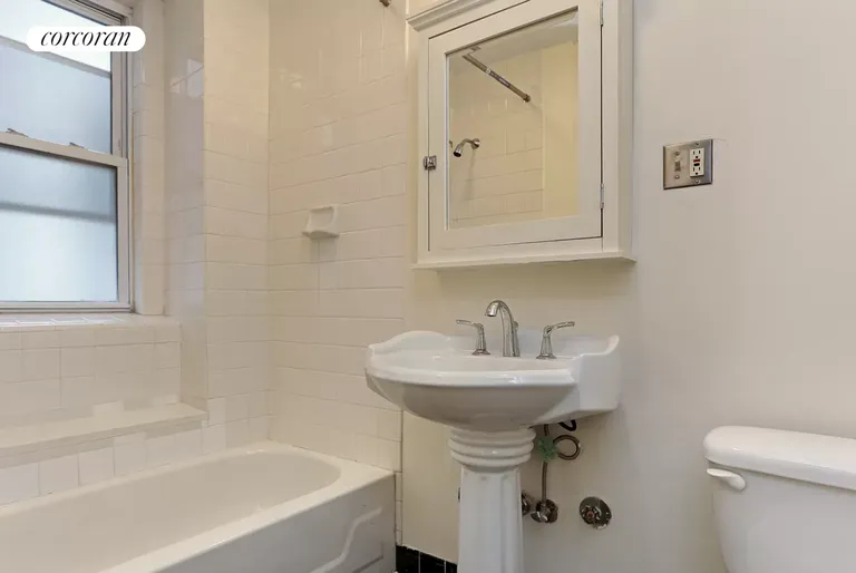 New York City Real Estate | View 170 West 74th Street, 501 | Full Bathroom | View 4