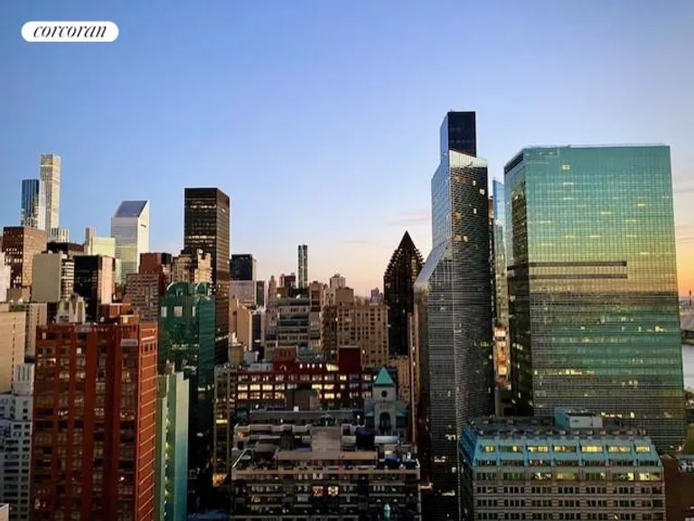 New York City Real Estate | View 320 East 42Nd Street, PH3206 | room 21 | View 22