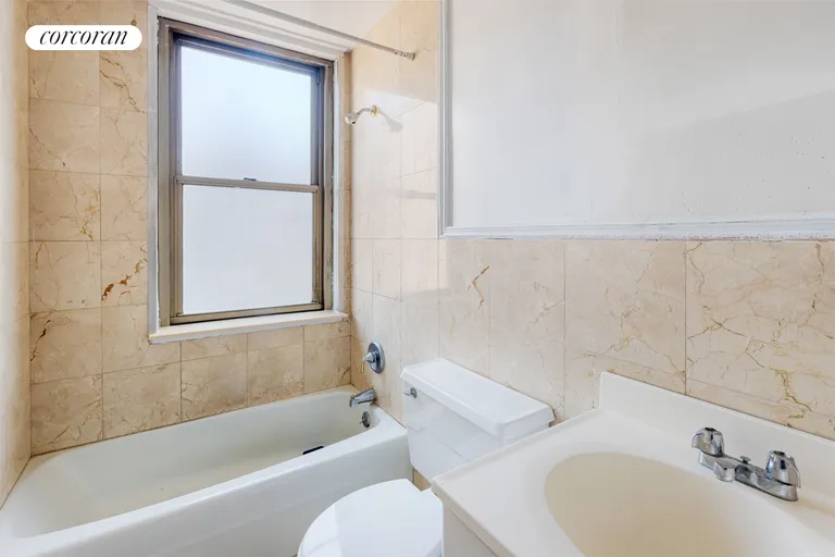 New York City Real Estate | View 301 East 79th Street, 19H | 2nd Windowed Bathroom | View 10