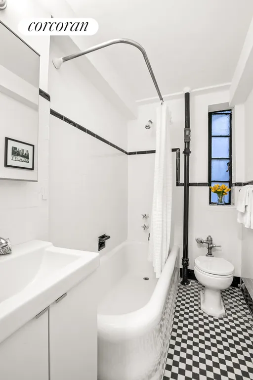 New York City Real Estate | View 140 East 40th Street, 6J | Full Bathroom | View 5