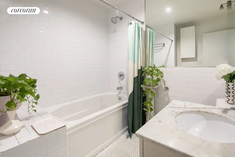 New York City Real Estate | View 68 Green Street, 3B | Full Bathroom | View 5