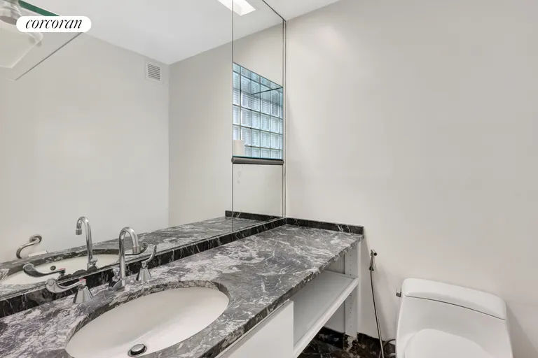New York City Real Estate | View 216 East 47th Street, 18B | Full Bathroom | View 6