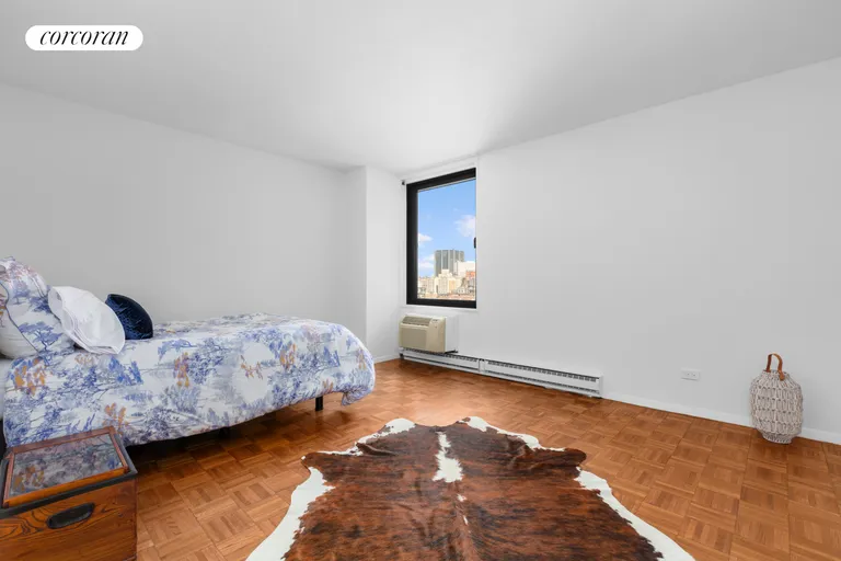 New York City Real Estate | View 1601 Third Avenue, 19J | room 5 | View 6