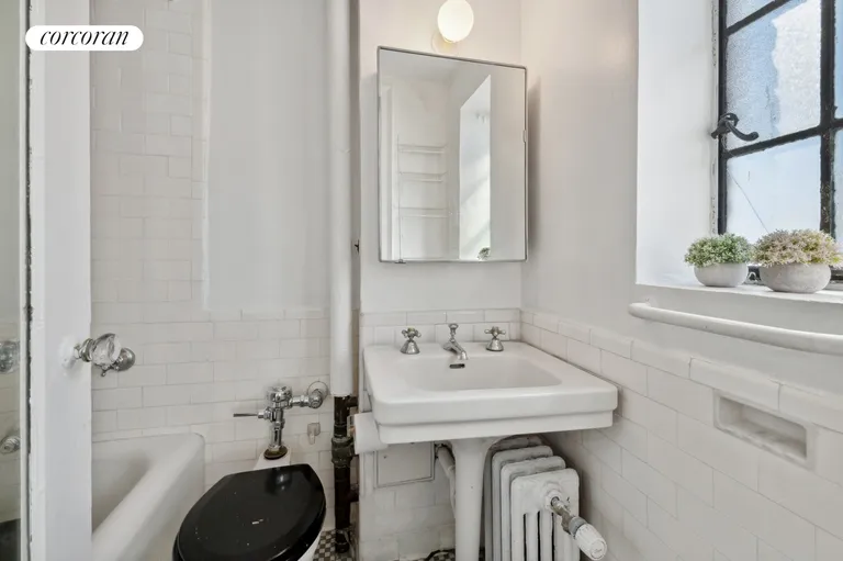 New York City Real Estate | View 45 Tudor City Place, 1518 | Full Bathroom | View 4