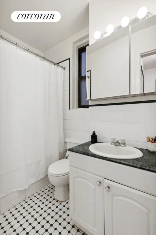 New York City Real Estate | View 215 West 90th Street, 7G | Full Bathroom | View 9