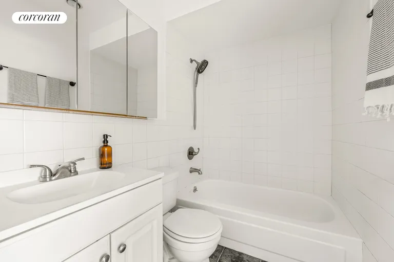 New York City Real Estate | View 468A 17th Street, B1B | Full Bathroom | View 4