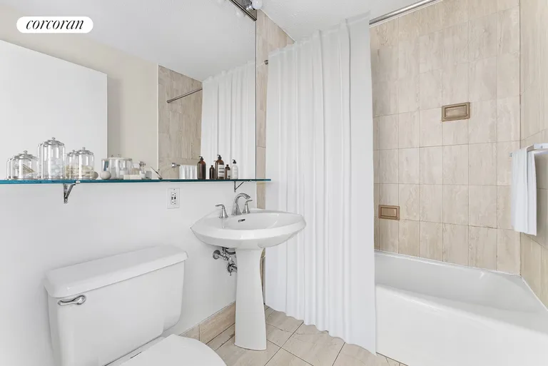 New York City Real Estate | View 45 West 67th Street, 20C | Full Bathroom | View 14