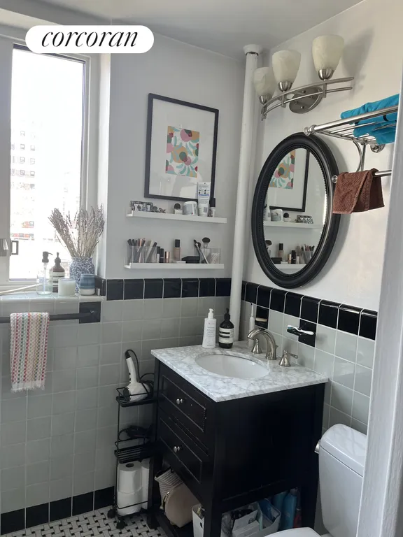 New York City Real Estate | View 200 West 20th Street, 710 | Primary Bathroom | View 7