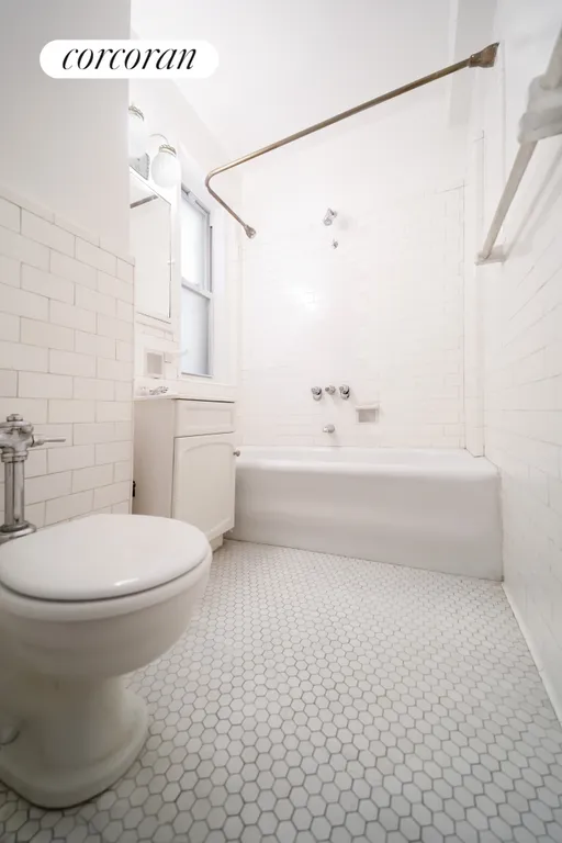 New York City Real Estate | View 250 West 94th Street, 6G | Full Bathroom | View 9