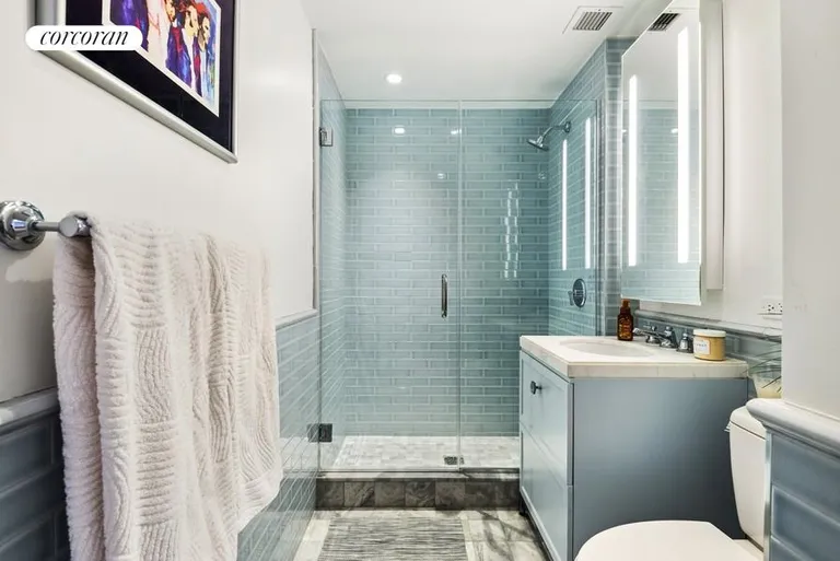 New York City Real Estate | View 389 East 89th Street, 17G | Oversized Bathroom | View 7