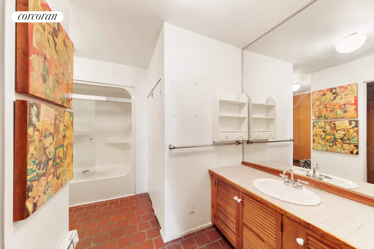 New York City Real Estate | View 363 Greenwich Street, 2C | Full Bathroom | View 11