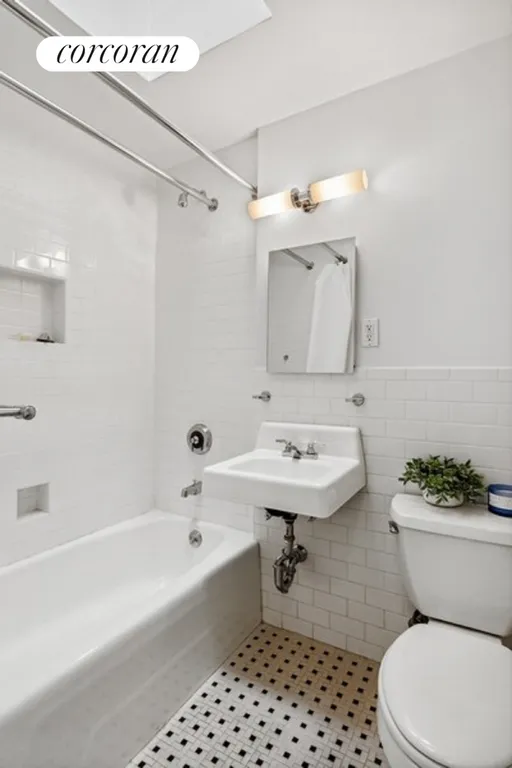 New York City Real Estate | View 22 Irving Place, 5B | Full Bathroom | View 6