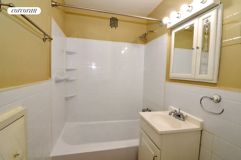 New York City Real Estate | View 229 East 28th Street, 3B | Full Bathroom | View 4