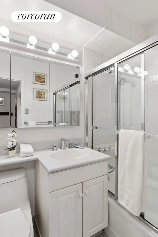 New York City Real Estate | View 30 West 60th Street, 5E | Full Bathroom | View 5