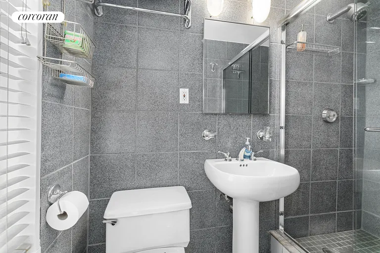New York City Real Estate | View 150 West End Avenue, 11KL | Full Bathroom | View 8