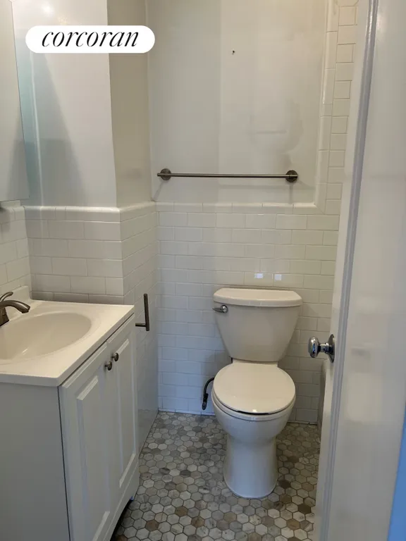 New York City Real Estate | View 40 West 72nd Street, 65 | Primary Bathroom | View 4