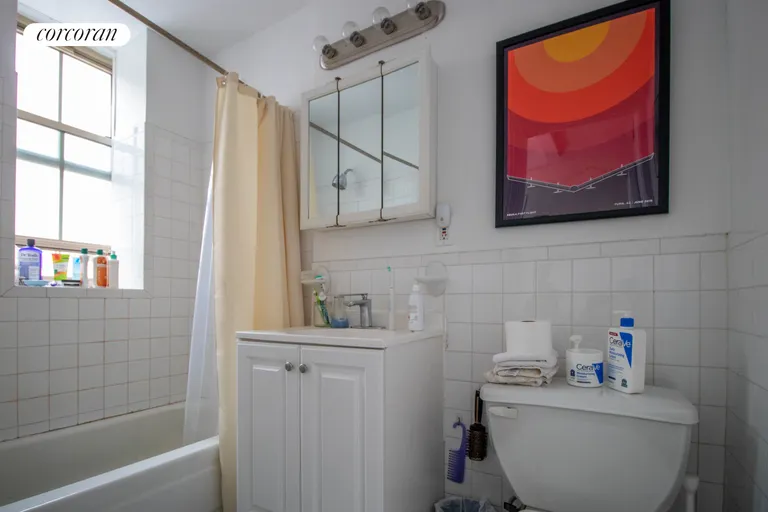 New York City Real Estate | View 170 West 74th Street, 309 | Full Bathroom | View 4
