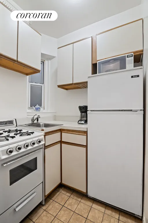 New York City Real Estate | View 519 East 81st Street, 1C | Kitchen | View 3