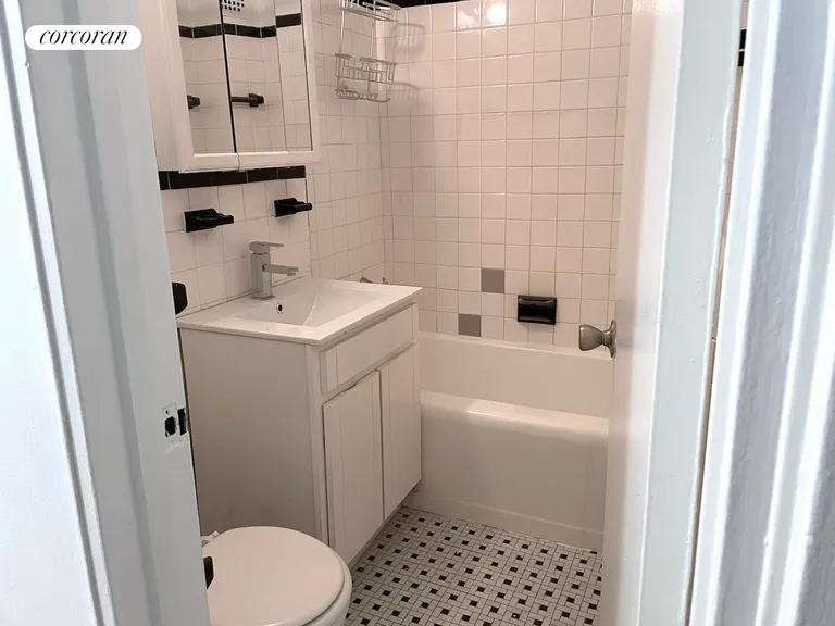 New York City Real Estate | View 141 East 55th Street, 5B | Full Bathroom | View 5