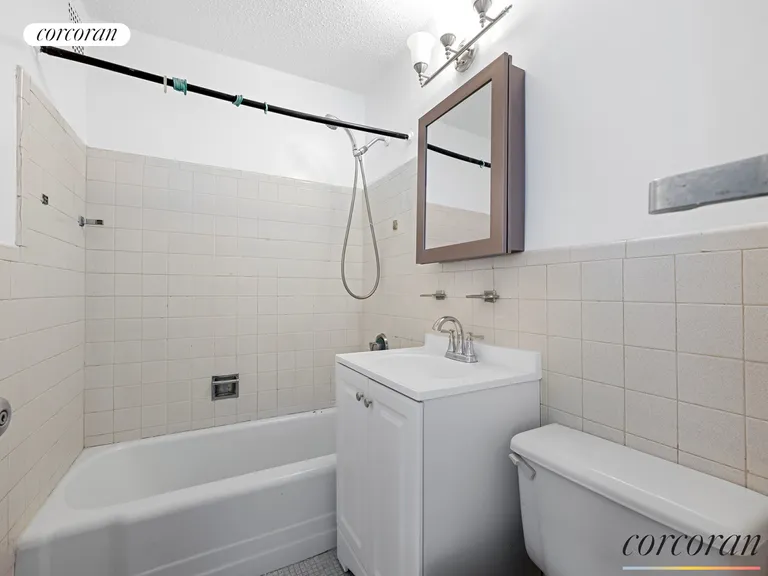 New York City Real Estate | View 185 Hall Street, 910 | Full Bathroom | View 5