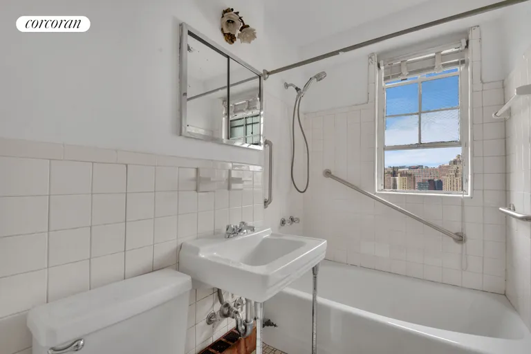 New York City Real Estate | View 15 CHARLES STREET, 16E | Full Bathroom | View 8