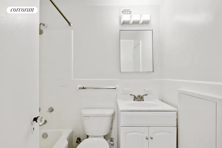 New York City Real Estate | View 135 East 54th Street, 12F | Full Bathroom | View 4