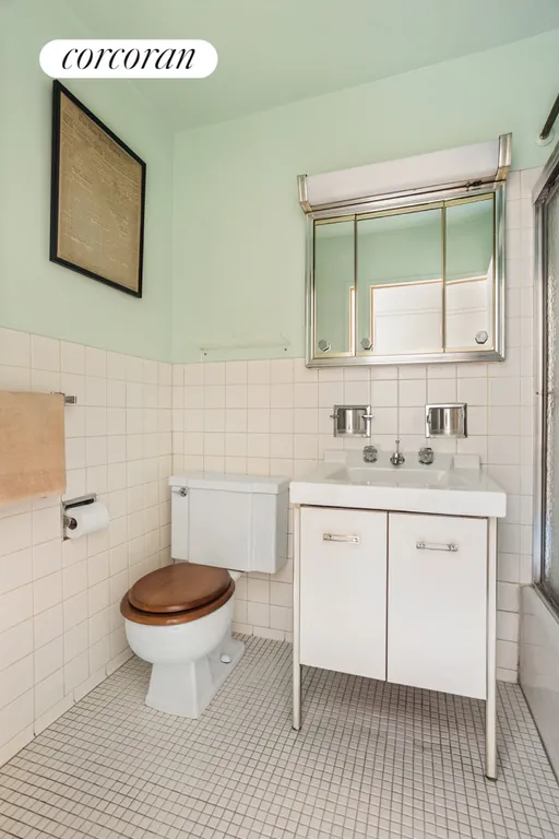 New York City Real Estate | View 315 West 70th Street, 4G | Full Bathroom | View 5