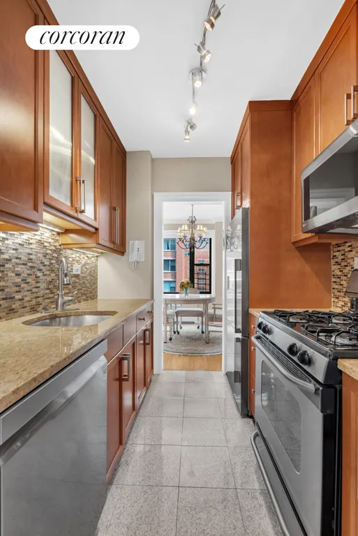 New York City Real Estate | View 55 East End Avenue, 11F | Kitchen | View 5