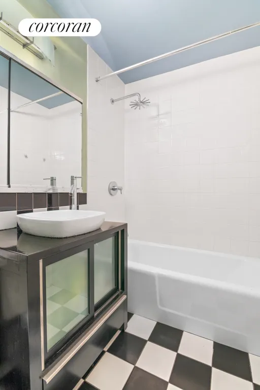 New York City Real Estate | View 310 East 46th Street, 20G | Full Bathroom | View 5