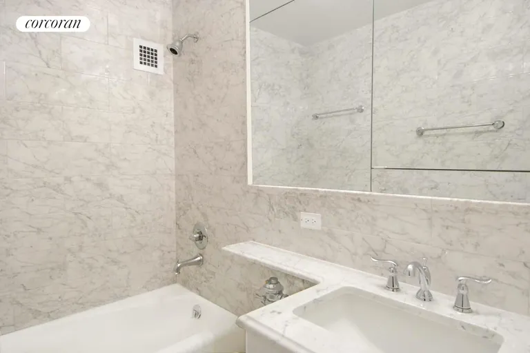 New York City Real Estate | View 230 East 79th Street, 7D | room 4 | View 5