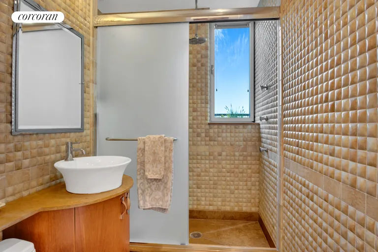 New York City Real Estate | View 252 Seventh Avenue, PHQ | Full Bathroom | View 12
