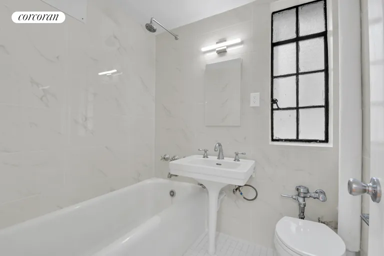 New York City Real Estate | View 333 East 43rd Street, 206 | Full Bathroom | View 5