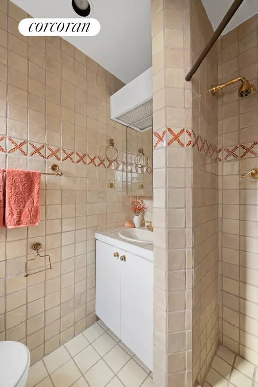 New York City Real Estate | View 222 East 71st Street, 6A | Full Bathroom | View 10
