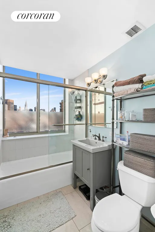New York City Real Estate | View 121 East 23rd Street, 20C | Full Bathroom | View 4