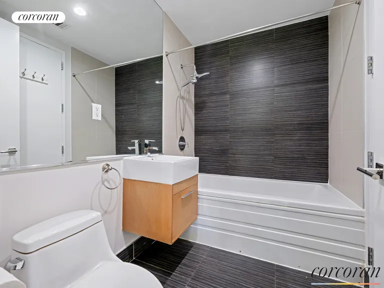 New York City Real Estate | View 325 Greene Avenue, 2B | Full Bathroom | View 6