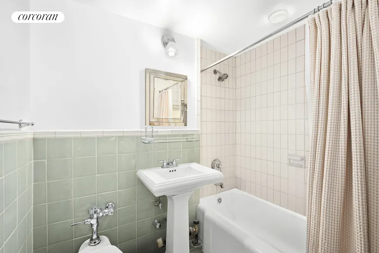New York City Real Estate | View 55 East End Avenue, 2F | Full Bathroom | View 5