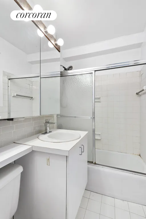 New York City Real Estate | View 7 East 14th Street, 818 | Full Bathroom | View 5