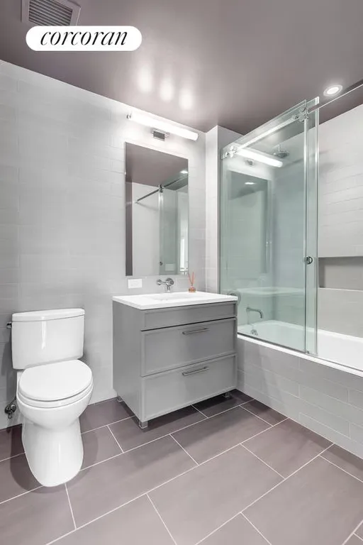 New York City Real Estate | View 160 East 22nd Street, 16C | Full Bathroom | View 7