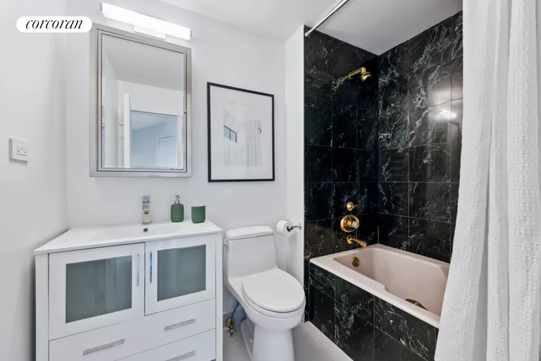 New York City Real Estate | View 4 Lexington Avenue, 15LMN | Full Bathroom | View 12