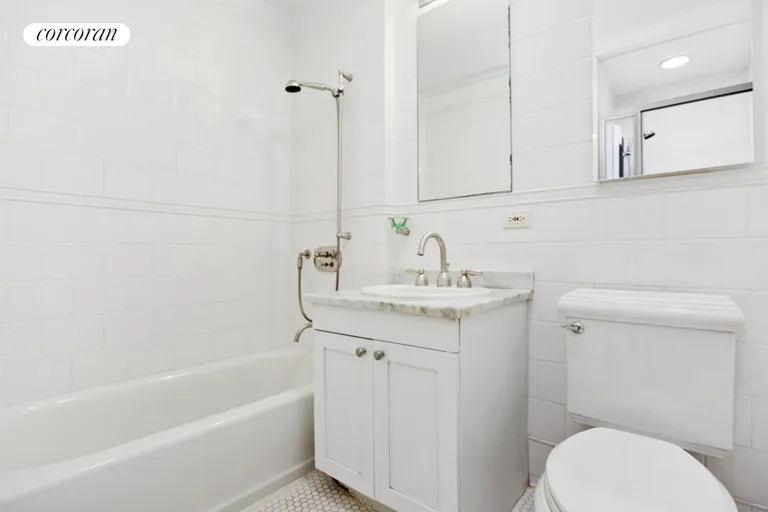 New York City Real Estate | View 425 Fifth Avenue, 24D | Full Bathroom | View 6