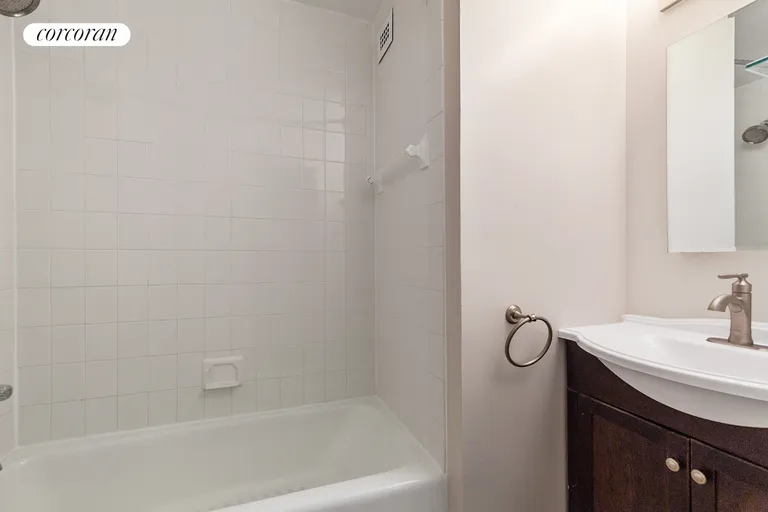 New York City Real Estate | View 310 East 46th Street, 14A | Full Bathroom | View 8