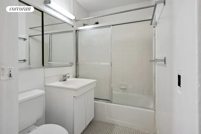 New York City Real Estate | View 575 Main Street, 1602 | Full Bathroom | View 8