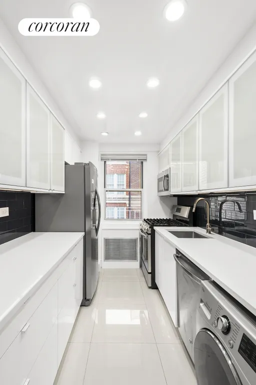 New York City Real Estate | View 301 East 66th Street, 6J | 1 Bed, 1 Bath | View 1